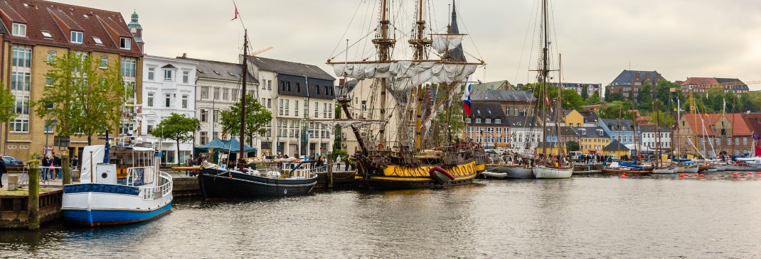 Shciffe im Hafen von Flensburg in Schleswig-Holstein.